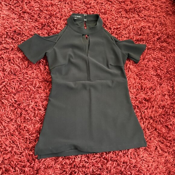 Boston Proper cold-shoulder top with key hole front, short sleeves - Picture 3 of 4